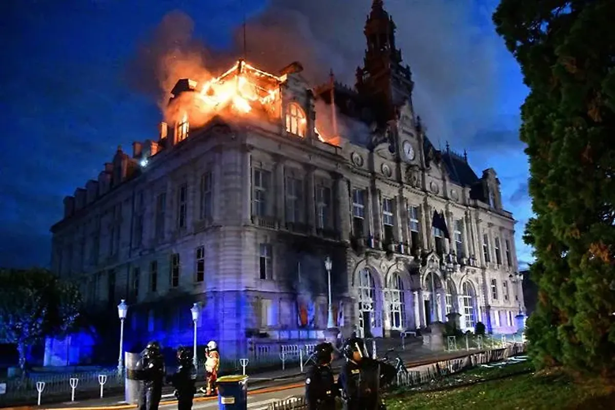 Incendio al municipio di Limoges: devastato lo storico palazzo del XIX secolo dopo il corteo sul caro vita